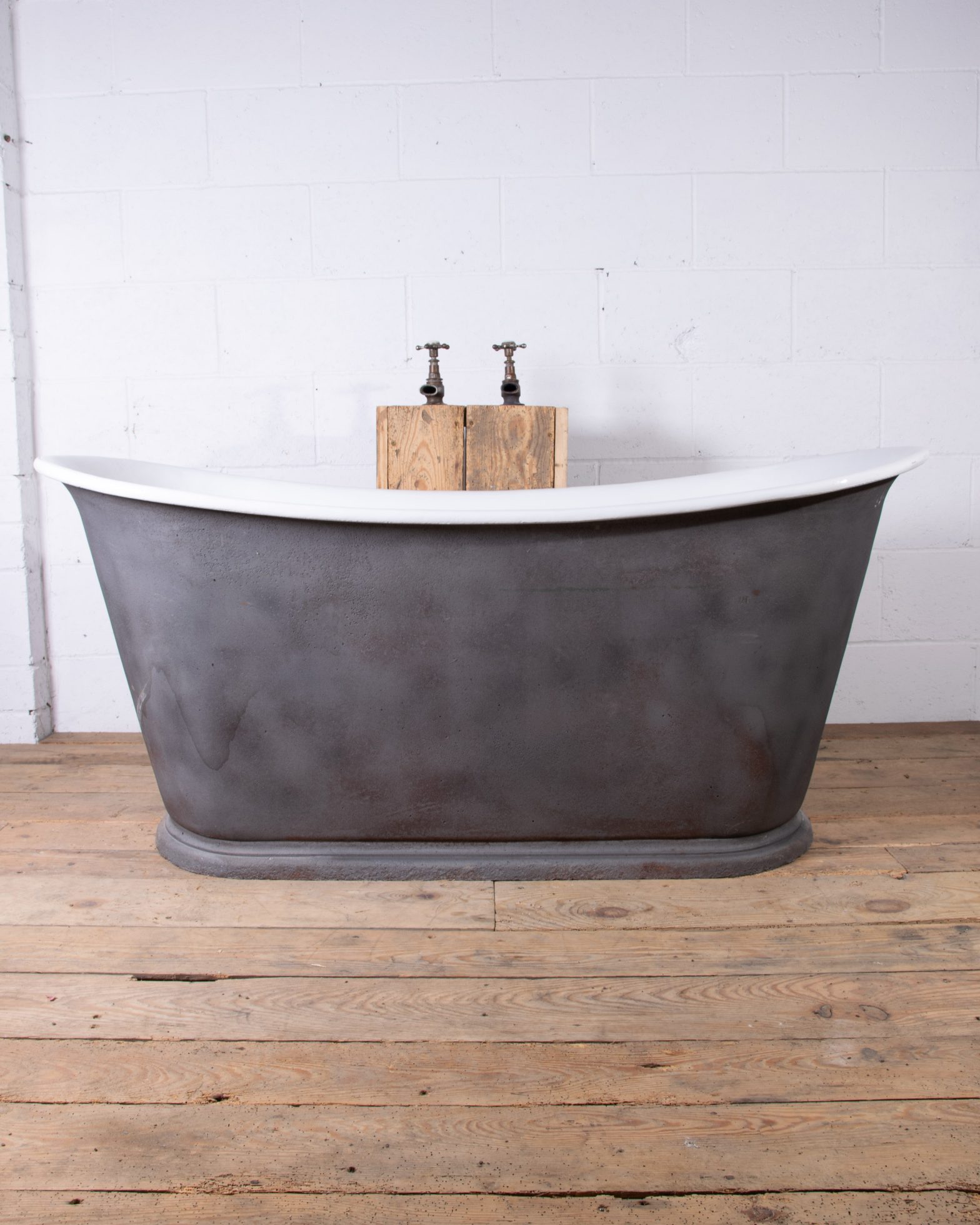 Cast Iron Bateau Bathtub on Plinth