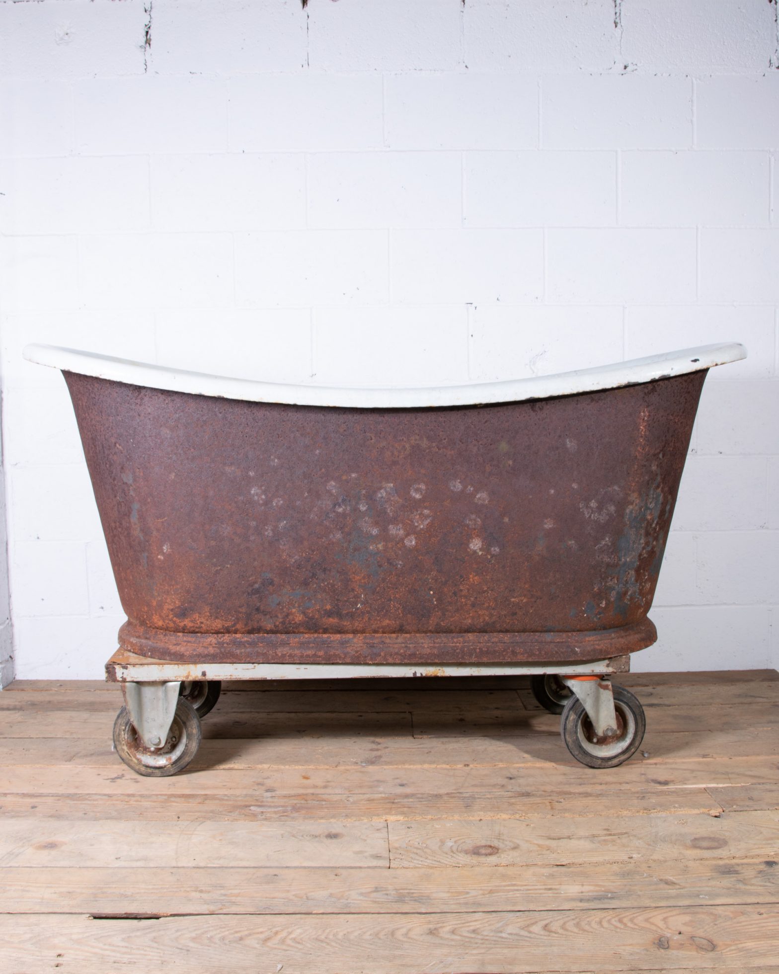 Bateau Bathtub on Plinth