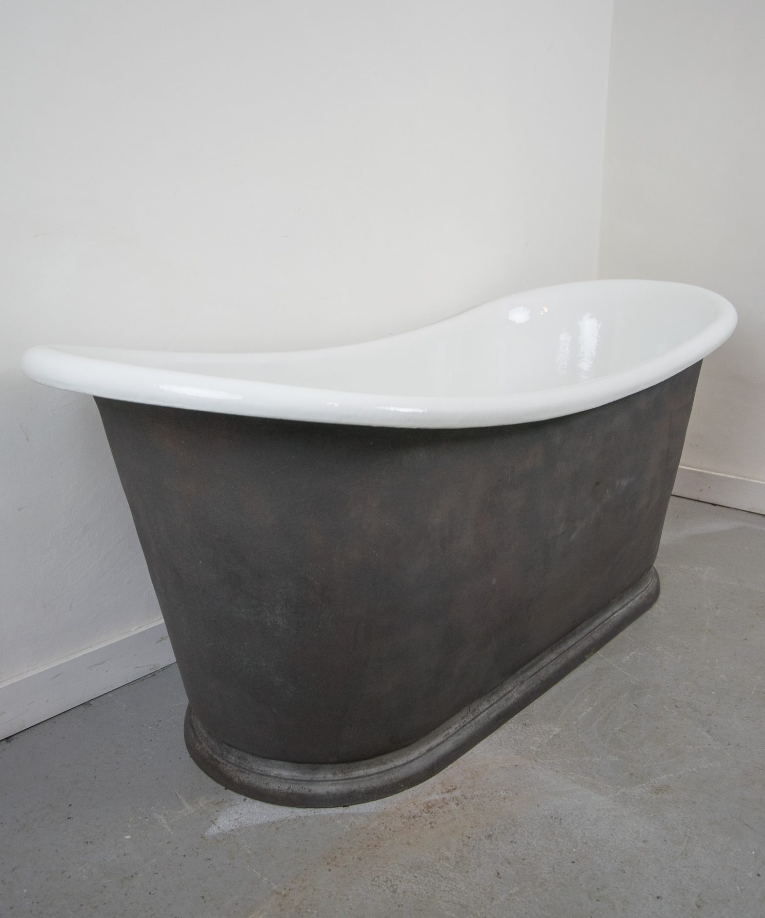 Bateau Bathtub on Plinth