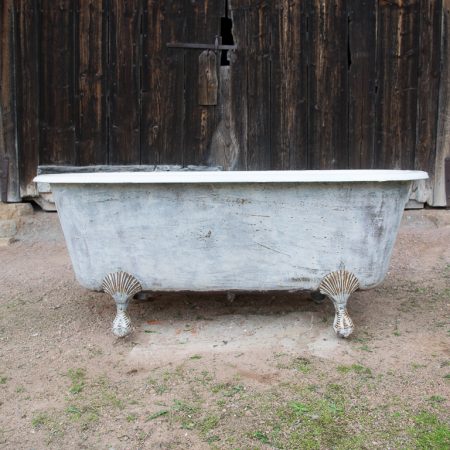 Claw foot bathtub