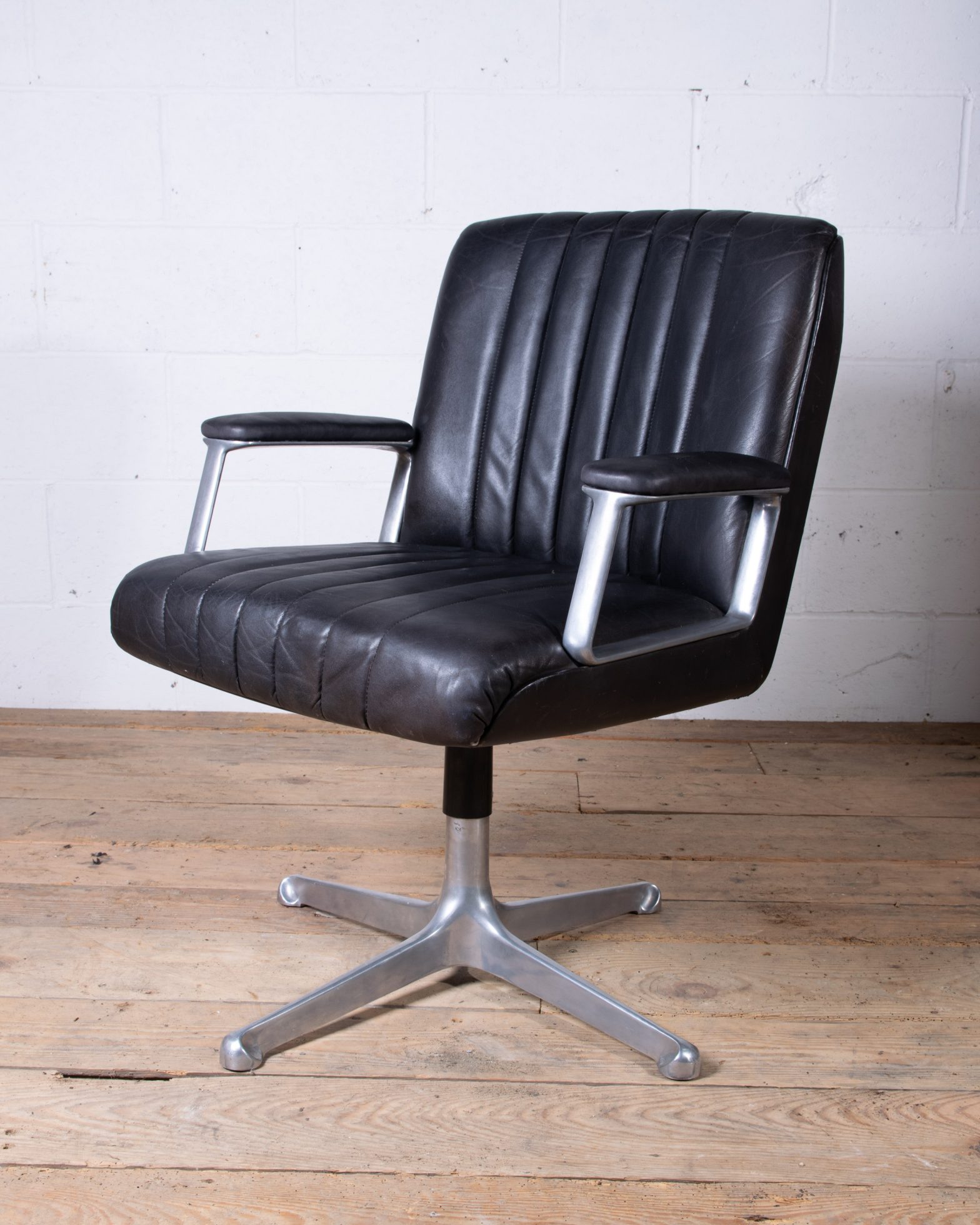 Osvaldo Borsani P25 office chair for Tecno