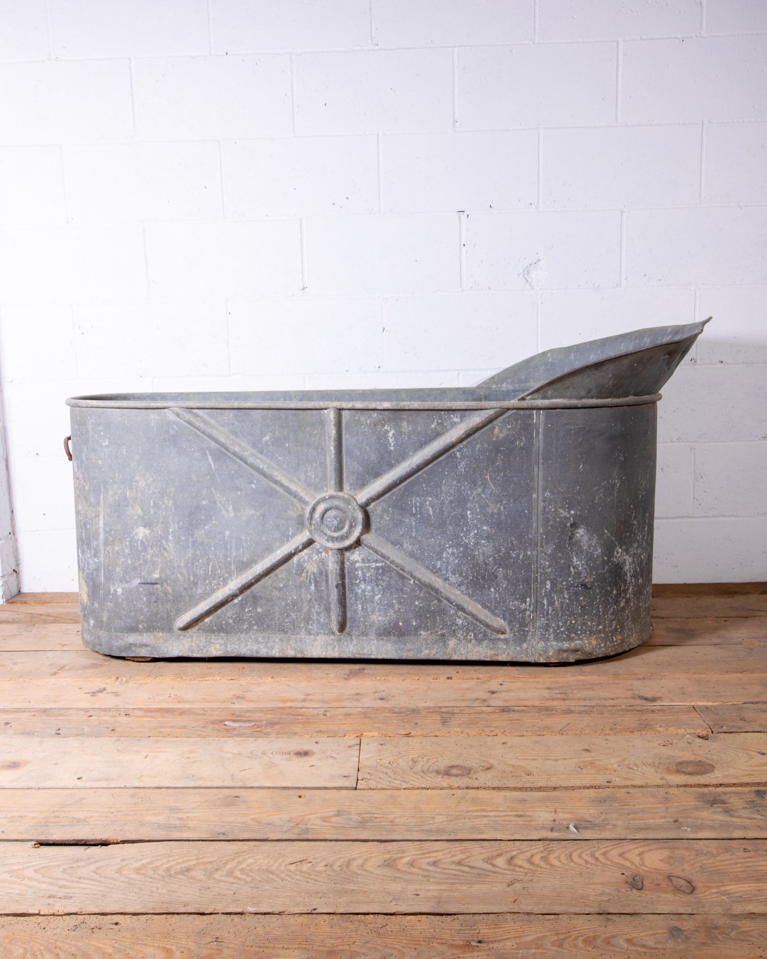 Zinc Slipper Bathtub